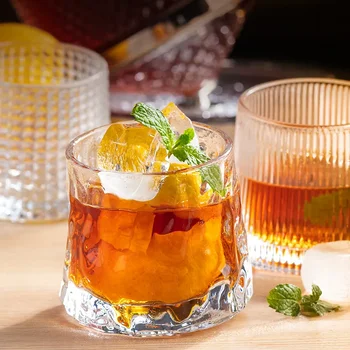 Въртящи кристална чаша за водка, уиски, саке, Шочу, вода, алкохолни напитки и чай: елегантен и изискан опит.